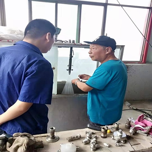 新疆客户到我公司亲自水下试验选型！